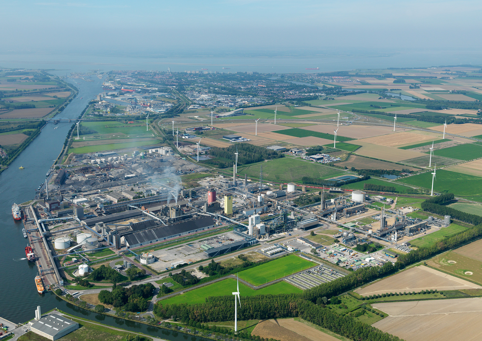 Bilde fra fugleperspektiv hvor man ser ned på et industriområde over Yaras fabrikker i Sluiskil, Nederland. Foto.
