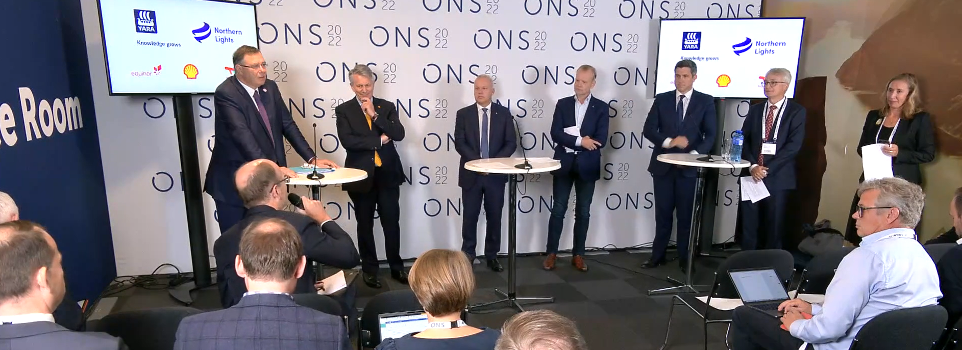 Bilde fra pressekonferanse hvor 6 bedriftsledere presenterer nyheten om en avtale mellom Yara og Northern Lights. Foto.