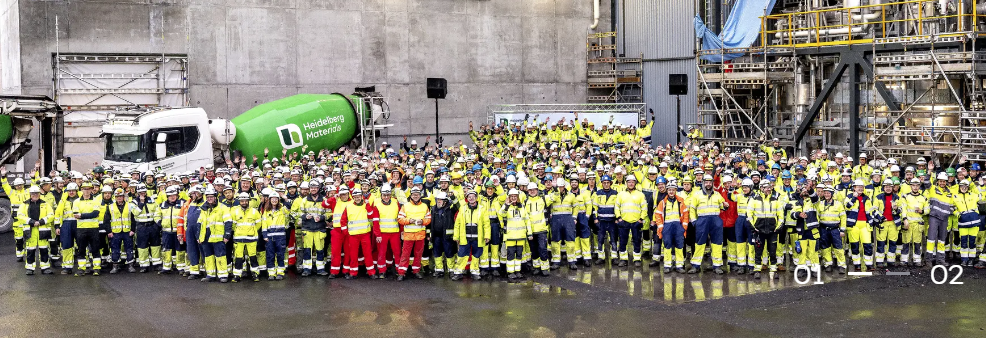 Masse mennesker foran en fabrikk. Foto