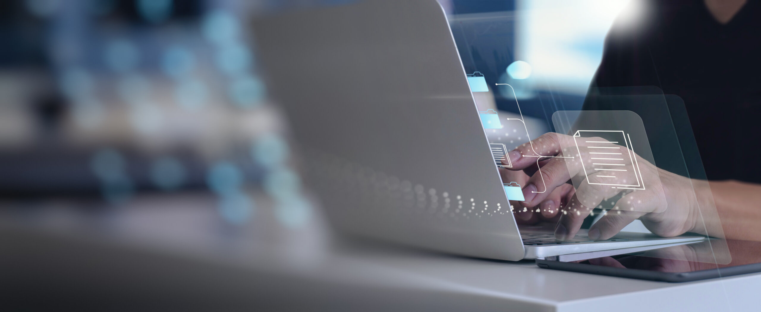 IT-konsulent som setter opp et virtuelt dokumenthåndteringssystem (DMS) med bærbar datamaskin på kontoret eller hjemmefra. Programvare for arkivering av bedriftsfiler. Foto/illustration