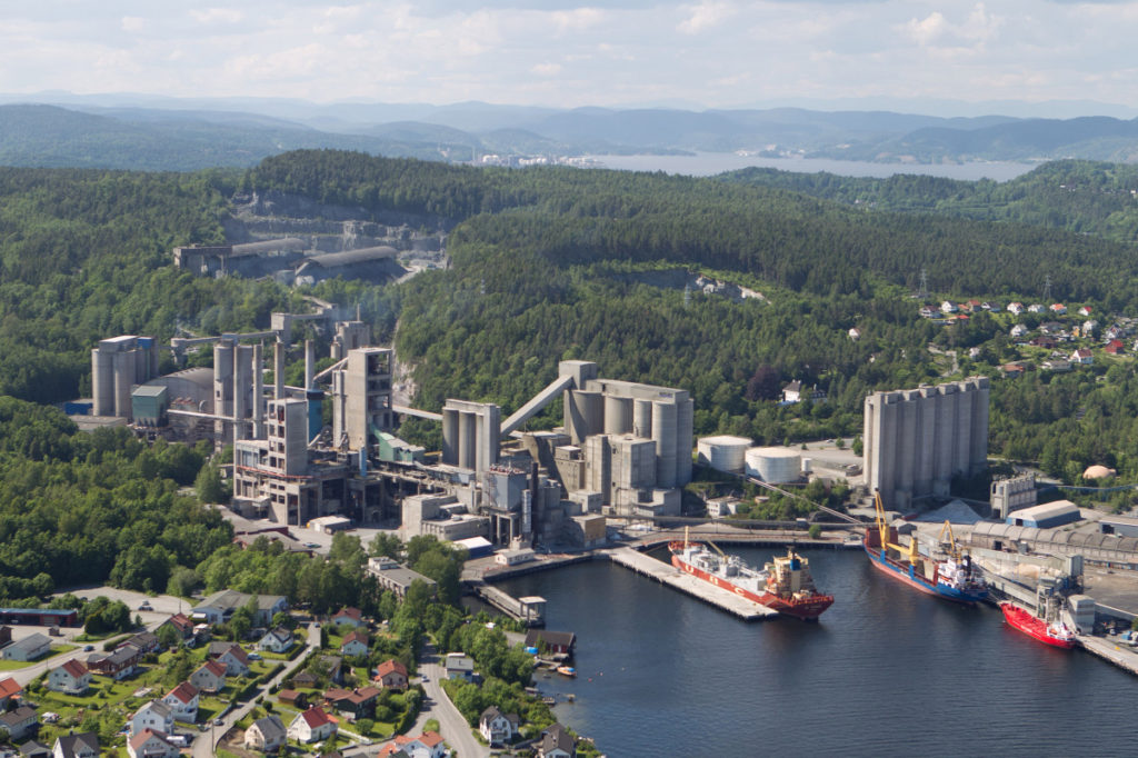 Oversiktsbilde av Norcems fabrikk i Brevik med skip liggende til kai. Foto.